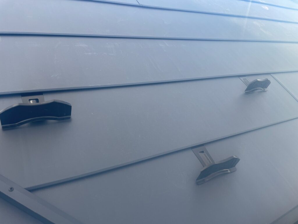 雪止め取り付け<br />
（※メーカー純正品使用）